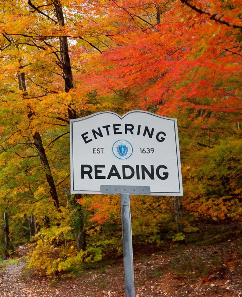 A road sign welcoming visitors to Reading, MA