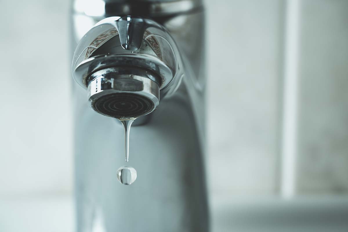 This image illustrates that a slowly dripping faucet can help prevent frozen pipes